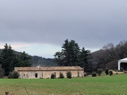 LIOUX : DU CHATEAU DE JAVON PAR LE MUR DE LA PESTE